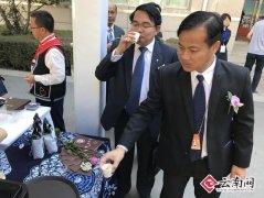 【中聯部宣介雲南】參加活動的老撾代表排隊品嚐咖啡和茶