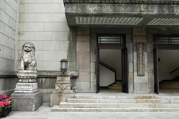 她把咖啡館搬進80年曆史的國立美術館，還未開業就吸引了無數人