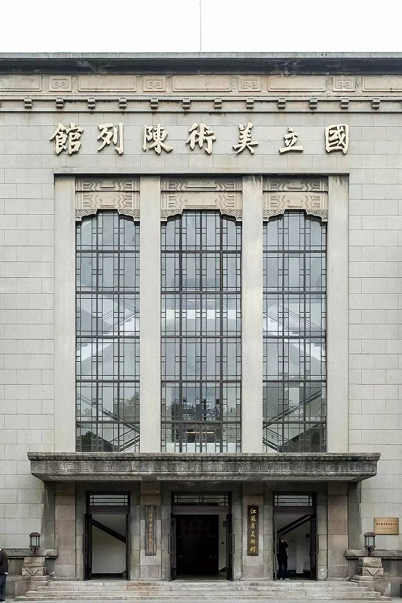 她把咖啡館搬進80年曆史的國立美術館，還未開業就吸引了無數人