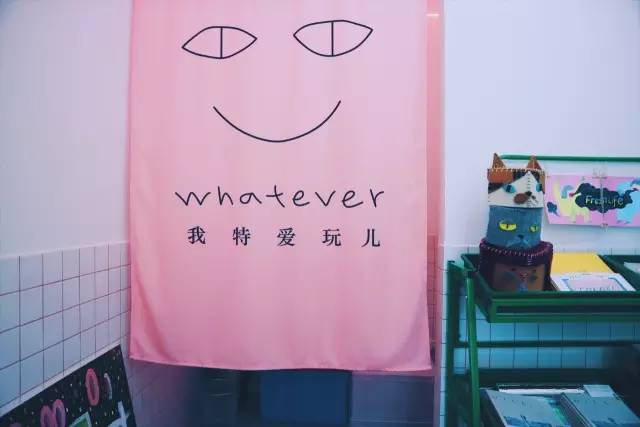 成都whatever cafe|店裏整體都是粉粉的